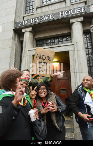 Strand, Londra, Regno Unito. 18 novembre 2017 gli zimbabwesi organizzano una grande protesta fuori dall'ambasciata dello Zimbabwe contro Robert Mugabe. Crediti: Matthew Chattle/Alamy Live News Foto Stock