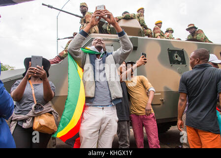 Harare, Zimbabwe. 17 novembre, 2017. zimbabwe dimostrazione il colpo di stato militare in marcia di protesta anti mugabe Robert Mugabe pacifica di grandi numeri di manifestanti che protestavano celebrazione harare sabato credito: christopher scott/alamy live news Foto Stock