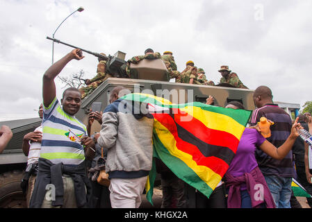 Harare, Zimbabwe. 17 novembre, 2017. zimbabwe dimostrazione il colpo di stato militare in marcia di protesta anti mugabe Robert Mugabe pacifica di grandi numeri di manifestanti che protestavano celebrazione harare sabato credito: christopher scott/alamy live news Foto Stock