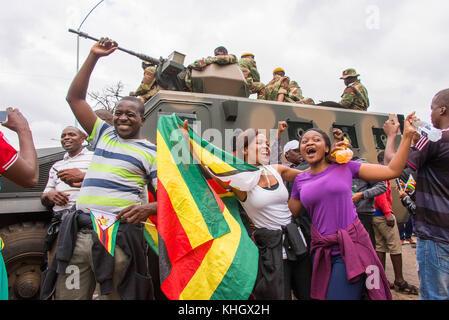 Harare, Zimbabwe. 17 novembre, 2017. zimbabwe dimostrazione il colpo di stato militare in marcia di protesta anti mugabe Robert Mugabe pacifica di grandi numeri di manifestanti che protestavano celebrazione harare sabato credito: christopher scott/alamy live news Foto Stock