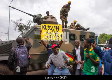 Harare, Zimbabwe. 17 novembre, 2017. zimbabwe dimostrazione il colpo di stato militare in marcia di protesta anti mugabe Robert Mugabe pacifica di grandi numeri di manifestanti che protestavano celebrazione harare sabato credito: christopher scott/alamy live news Foto Stock