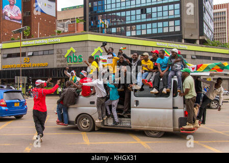 Harare, Zimbabwe. 17 novembre, 2017. zimbabwe dimostrazione il colpo di stato militare in marcia di protesta anti mugabe Robert Mugabe pacifica di grandi numeri di manifestanti che protestavano celebrazione harare sabato credito: christopher scott/alamy live news Foto Stock