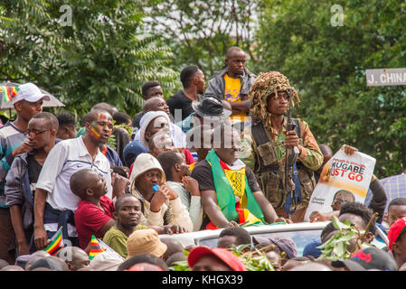 Harare, Zimbabwe. 17 novembre, 2017. zimbabwe dimostrazione il colpo di stato militare in marcia di protesta anti mugabe Robert Mugabe pacifica di grandi numeri di manifestanti che protestavano celebrazione harare sabato credito: christopher scott/alamy live news Foto Stock