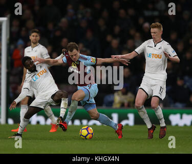 NATHAN DYER, ASHLEY BARNES & SAM CLUCAS BURNLEY V SWANSEA CITY BURNLEY V SWANSEA CITY PREMIER LEAGUE 18 NOVEMBRE 2017 GBB5428 USO STRETTAMENTE EDITORIALE. Se Il Giocatore/I Giocatori Rappresentati In Questa Immagine Sono/Stanno Giocando Per Un Club Inglese O Per La Squadra Nazionale Dell'Inghilterra. Poi Questa Immagine Può Essere Utilizzata Solo Per Scopi Editoriali. Nessun Uso Commerciale. I Seguenti usi sono inoltre limitati ANCHE SE IN UN CONTESTO EDITORIALE: Utilizzo in conjuction con, o parte di, qualsiasi audio, video, dati, elenchi di fixture, logo club/campionato, scommesse, giochi o qualsiasi servizio 'live'. Anche Limitato Ar Foto Stock