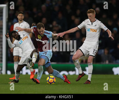 NATHAN DYER, ASHLEY BARNES & SAM CLUCAS BURNLEY V SWANSEA CITY BURNLEY V SWANSEA CITY PREMIER LEAGUE 18 NOVEMBRE 2017 GBB5429 USO STRETTAMENTE EDITORIALE. Se Il Giocatore/I Giocatori Rappresentati In Questa Immagine Sono/Stanno Giocando Per Un Club Inglese O Per La Squadra Nazionale Dell'Inghilterra. Poi Questa Immagine Può Essere Utilizzata Solo Per Scopi Editoriali. Nessun Uso Commerciale. I Seguenti usi sono inoltre limitati ANCHE SE IN UN CONTESTO EDITORIALE: Utilizzo in conjuction con, o parte di, qualsiasi audio, video, dati, elenchi di fixture, logo club/campionato, scommesse, giochi o qualsiasi servizio 'live'. Anche Limitato Ar Foto Stock