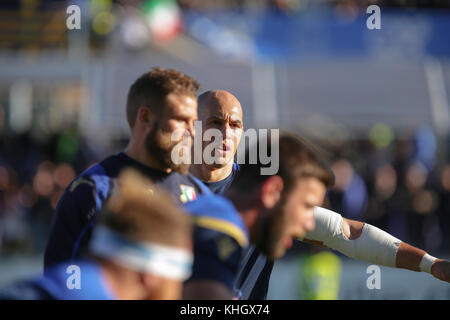 Firenze, Italia. Il 18 novembre 2017. Italia del capitano Sergio Parisse chiama il gioco durante il warm up del novembre internazionale test match tra Italia e Argentina. Massimiliano Carnabuci/Alamy Live News Foto Stock