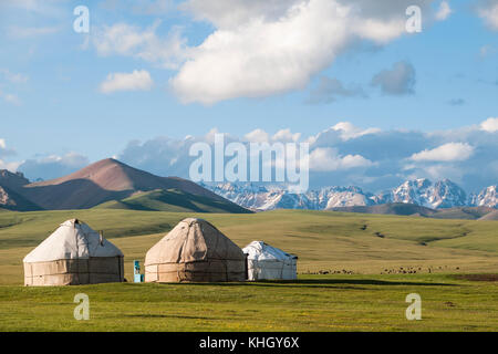 Yurta su uno sfondo di montagne in Song Kol area in Kirgistan Foto Stock