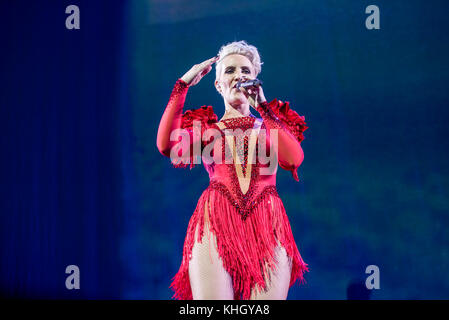 Liverpool, Regno Unito, 18 novembre 2017 lee latchford-evans, Claire Richards, lisa scott-lee, Faye tozer e ian 'h' watkins del british dance-pop di gruppo di eseguire i passaggi all'Echo Arena, Liverpool sulla loro headline "partito sul dancefloor' tour 18/11/2017 foto: gary mather / alamy live news Foto Stock