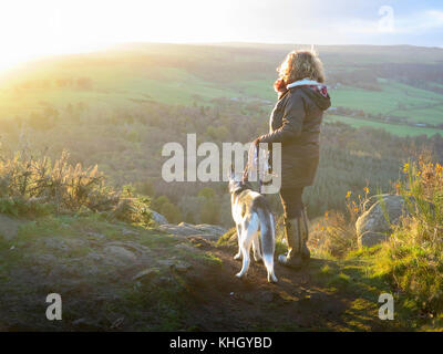 Gillies Hill, Stirling, Regno Unito. Il 18 novembre 2017. Autunno freddo pomeriggio su Gillies collina vicino a Stirling. Dog walker godendo la vista. Credito: ALAN OLIVER/Alamy Live News Foto Stock