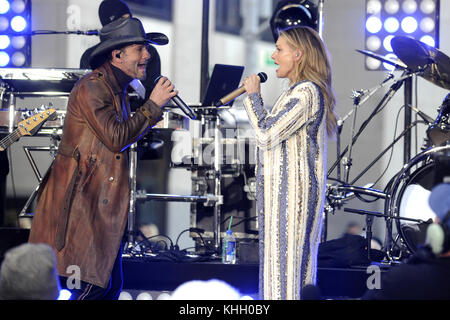 Tim McGraw e Faith Hill si esibiscono il 17 novembre 2017 a New York City durante il "Today" Show della NBC al Rockefeller Plaza. | Verwendung weltweit Foto Stock