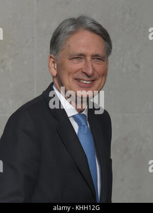 Londra, Regno Unito. Il 19 Novembre, 2017. Philip Hammond Cancelliere della Excheckrseen lasciando la BBC Studios di Londra Credito: RM Premere/Alamy Live News Foto Stock