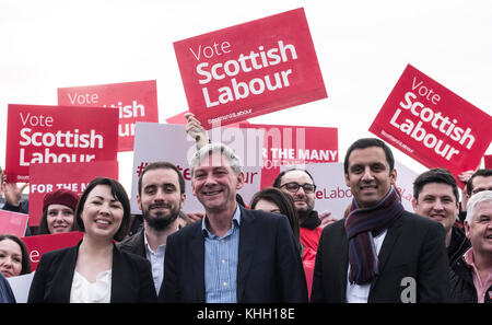 Rutherglen, Scozia, Regno Unito. 19 Novembre 2017. Gli MSP, i parlamentari e gli attivisti del partito laburista scozzese festeggiano con il loro nuovo leader, Richard Leonard, presso il Fernhill Community Centre di Rutherglen. Richard Leonard ha battuto il collega MSP Anas Anwar per la leadership. Visto qui da sinistra con Monica Lennon e Anas Anwar. Credit: Iain Masterton/Alamy Live News Foto Stock