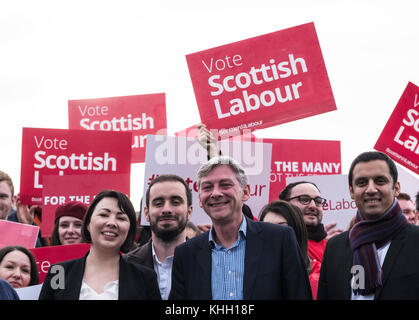 Rutherglen, Scozia, Regno Unito. 19 Novembre 2017. Gli MSP, i parlamentari e gli attivisti del partito laburista scozzese festeggiano con il loro nuovo leader, Richard Leonard, presso il Fernhill Community Centre di Rutherglen. Richard Leonard ha battuto il collega MSP Anas Anwar per la leadership. Visto qui da sinistra con Monica Lennon e Anas Anwar. Credit: Iain Masterton/Alamy Live News Foto Stock