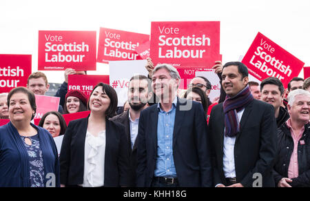 Rutherglen, Scozia, Regno Unito. 19 Novembre 2017. Gli MSP, i parlamentari e gli attivisti del partito laburista scozzese festeggiano con il loro nuovo leader, Richard Leonard, presso il Fernhill Community Centre di Rutherglen. Richard Leonard ha battuto il collega MSP Anas Anwar per la leadership. Visto qui da sinistra con Jackie Baillie, Monica Lennon e Anas Anwar. Credit: Iain Masterton/Alamy Live News Foto Stock