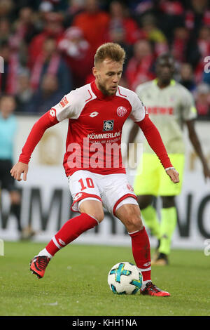 Mainz' Alexandru Maxim in azione durante la partita di calcio della Bundesliga tra l'FSV Mainz 05 e 1. FC Cologne a Mainz, Germania, 18 novembre 2017. Foto: Thomas Frey/dpa Foto Stock