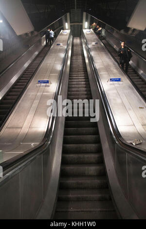 Londra, Inghilterra, Regno Unito. 11 novembre 2017. Persone che utilizzano la scala mobile nella stazione della metropolitana per arrivare a diverse piattaforme e servizi di linea. ©Sian Reekie Foto Stock