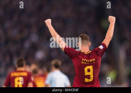 Roma, Italia. 18 novembre 2017. Edin Dzeko (Roma) calcio: Edin Dzeko della Roma festeggia dopo la partita italiana di serie A tra AS Roma 2-1 SS Lazio allo Stadio Olimpico di Roma, Italia. Crediti: Maurizio Borsari/AFLO/Alamy Live News Foto Stock