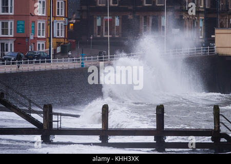 Aberystwyth Wales UK, lunedì 20 novembre 2017 uk meteo: alta marea e forti venti si combinano per portare onde si infrangono nella passeggiata sul mare nelle prime ore del mattino in Aberystwyth, il cardigan bay costa del Galles occidentale Photo credit: keith morris/alamy live news Foto Stock