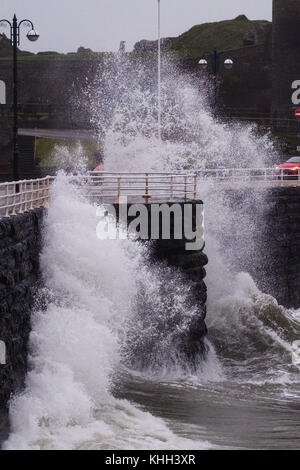 Aberystwyth Galles Regno Unito, lunedì 20 novembre 2017 Regno Unito Meteo: Le alte maree e i forti venti si combinano per portare le onde che si infrangono sul lungomare la mattina presto ad Aberystwyth, sulla costa di Cardigan Bay nel galles occidentale foto Credit: Keith Morris/Alamy Live News Foto Stock