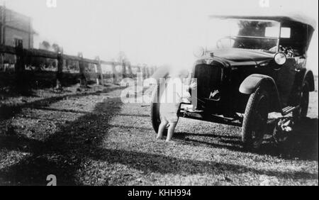 2 165123 'Baby' Austin e baby Ralph a Caboolture, Queensland, 1928 Foto Stock
