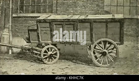 Questa immagine si riferisce a una fotografia o illustrazione storica di un veicolo per la raccolta dei rifiuti, in particolare un "Kehrichtabfuhrwagen", comunemente utilizzato per lo smaltimento dei rifiuti nelle aree urbane durante l'inizio del XX secolo. Foto Stock