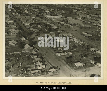 Questa vista aerea, scattata nel 1934, raffigura la città di Charleville nel Queensland, Australia. La fotografia mostra la disposizione della città e del paesaggio circostante durante i primi anni del XX secolo. Foto Stock