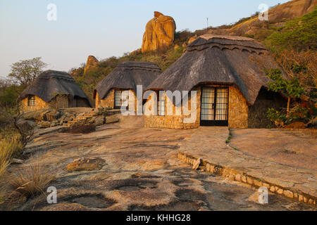 Colline di Matobo, DELLO ZIMBABWE - 17 Ottobre 2011: autonomo per l alloggio in colline di Matobo Lodge in Matopos Parco Nazionale dello Zimbabwe. Il lodge si trova a circa 35 chilometri a sud di Bulawayo. Credito: David Mbiyu/Alamy Live News Foto Stock