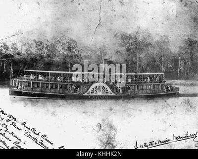 Questa foto in bianco e nero mostra il battello a vapore Natone sul fiume Brisbane, con ospiti del Press Club picnic nel 1892. La barca è una rappresentazione storica del trasporto del XIX secolo, con i passeggeri che si godono l'evento. Foto Stock