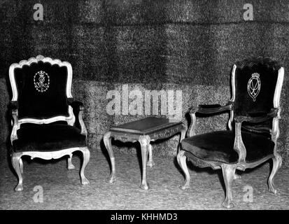 1 208277 sedie usate dalla Regina Elisabetta II e del principe Filippo, il Duca di Edimburgo, durante la loro visita di Queensland in 1954 Foto Stock