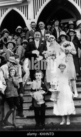 1 168015 party di nozze sui gradini di Santa Maria la Chiesa Cattolica, Beaudesert, ca. 1931 Foto Stock