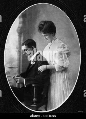 Questo ritratto, scattato tra il 1900 e il 1910, mostra un uomo e una donna in abbigliamento formale. La fotografia cattura un momento dalla società americana dei primi anni del XX secolo, riflettendo la moda e le norme sociali del periodo. Foto Stock