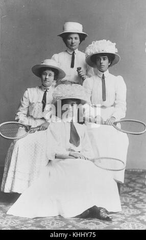 2 291231 Studio ritratto di quattro femmine i giocatori di tennis, 1908 Foto Stock