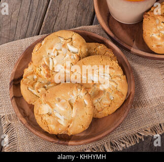 Piastra bianca di dolci di cioccolato con nocciole di macadamia Foto Stock