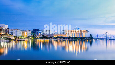 Twilight presso la moschea di ferro di Putrajaya, Malaysia. Foto Stock