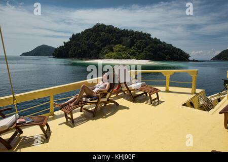 Prendere il sole sul mare mv gitana, una indesiderata birmano, crociera nell'arcipelago Mergui, myanmar Foto Stock