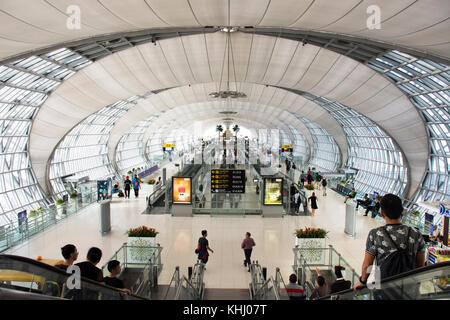 I thailandesi e stranieri traveler attendere il volo con i passeggeri in arrivo e in partenza all'aeroporto internazionale di Suvarnabhumi il agosto 23, 2017 in ban Foto Stock