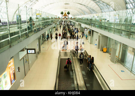 I thailandesi e stranieri traveler attendere il volo con i passeggeri in arrivo e in partenza all'aeroporto internazionale di Suvarnabhumi il agosto 23, 2017 in ban Foto Stock