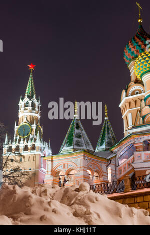 Il Cremlino e la Cattedrale di San Basilio su una sera d'inverno, Mosca, Russia Foto Stock