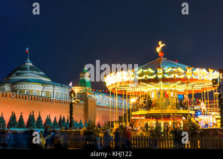 I bambini la giostra vicino al Cremlino di Mosca Night Shot Foto Stock