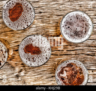 Versare birra.bicchieri con birra stand su una tavola di legno.closeup. vista dall'alto. Foto Stock