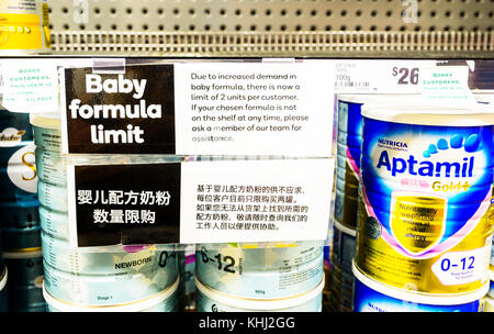 Parzialmente gli scaffali vuoti di baby formula con un segno in cinese indicante il limite di acquisto, Queensland, QLD, Australia Foto Stock
