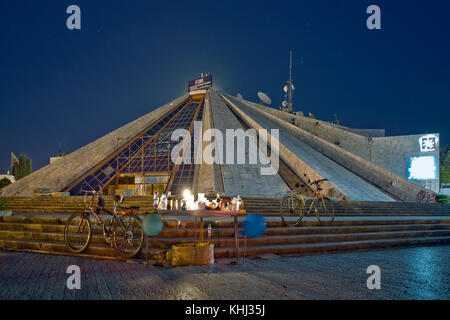 La Piramide di Tirana fu costruita come museo per il dittatore albanese Enver Hoxha. Foto Stock