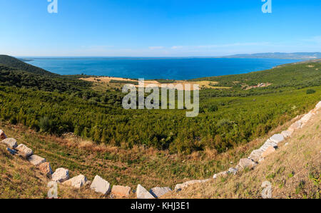 Estate vista panoramica del lago di Varano (lago di Varano) sul Gargano in Puglia, Italia Foto Stock