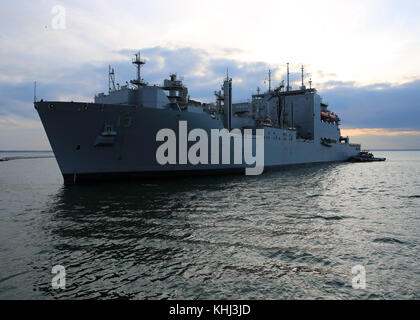 Il Lewis e Clark-class di carichi secchi e munizioni nave USNS Medgar Evers (T-AKE 13) tira in Naval Foto Stock