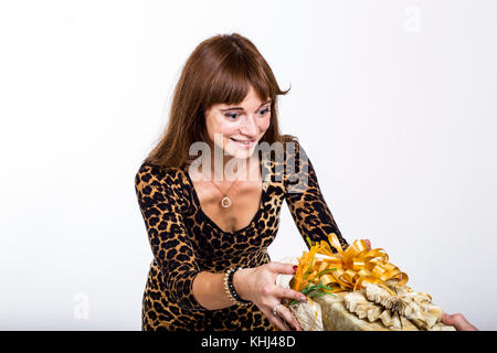 Una donna sorpreso da un presente Foto Stock