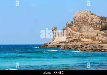 Il pittoresco mare ionio costa vicino montagna spaccata rock, santa maria al bagno, gallipoli, salento Puglia, Italia. Foto Stock