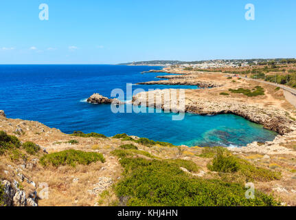 Il pittoresco mare ionio costa vicino montagna spaccata rock, santa maria al bagno, gallipoli, salento Puglia, Italia. Foto Stock