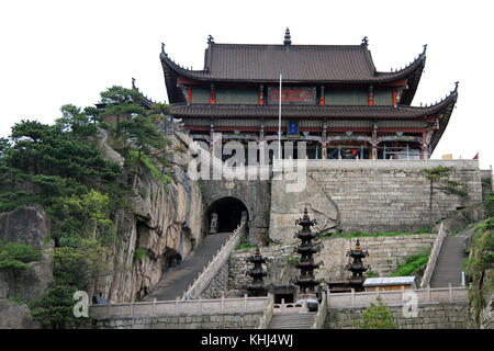 Tempio buddista tiantai sulla sommità della roccia jiuhua shan, Cina Foto Stock