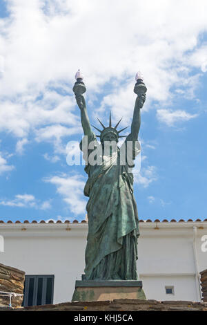 CADAQUES, Spagna - 29 giugno 2017: la Statua della Libertà, bronzo. La scultura ispirata Dalinian dall'artista Bartholdi nel 1994. Dono del capitano Moore a t Foto Stock