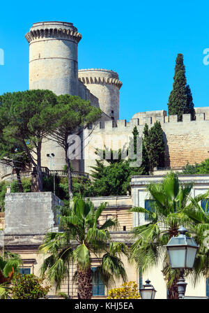 Piccola e pittoresca cittadina medievale oria parete fortezza e la torre vista, regione di Brindisi, puglia, Italia. Foto Stock